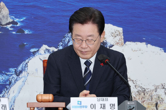 이재명 더불어민주당 대표가 지난 9일 오전 국회에서 열린 최고위원회의에서 발언을 마치고 있다. <연합뉴스>